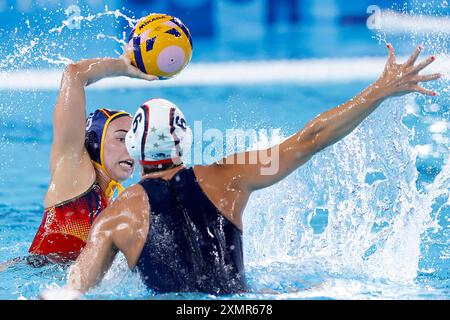 Saint Denis. 29 juillet 2024. Nona Perez Vivas (à gauche) participe au match féminin du groupe B de la ronde priliminaire de water-polo entre les États-Unis et l'Espagne à Saint Denis, France, le 29 juillet 2024. Crédit : Zhang Yuwei/Xinhua/Alamy Live News Banque D'Images