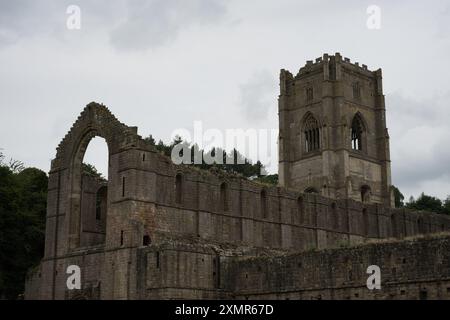 Les ruines de l'abbaye de Fountains près de Ripon dans le Yorkshire du Nord, Angleterre, Royaume-Uni Banque D'Images