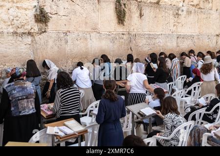 Les adorateurs juifs prient du côté des femmes du mur occidental. Le mur occidental, également connu sous le nom de mur des lamentations à l'Ouest et mur d'Al Buraq dans l'Islam, est une destination de pèlerinage pour les croyants juifs. Situé dans la vieille ville de Jérusalem, il fait partie du mur de soutènement du Mont du Temple. Une cloison métallique divise la zone en deux : les hommes à gauche et les femmes à droite. Tout au long de la journée, les croyants juifs visitent le site pour prier, lire les livres sacrés de la Torah et laisser une note de papier à l'intérieur des fissures du mur. Toute la zone est surveillée par des soldats israéliens. (Photo de Matteo Placucci/SO Banque D'Images