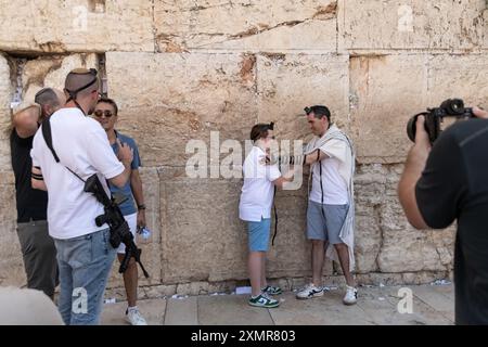 26 juillet 2024, Jérusalem, Israël : des fidèles juifs mâles vus à la fin d'une prière au côté des hommes du mur Occidental. Le mur occidental, également connu sous le nom de mur des lamentations à l'Ouest et mur d'Al Buraq dans l'Islam, est une destination de pèlerinage pour les croyants juifs. Situé dans la vieille ville de Jérusalem, il fait partie du mur de soutènement du Mont du Temple. Une cloison métallique divise la zone en deux : les hommes à gauche et les femmes à droite. Tout au long de la journée, les croyants juifs visitent le site pour prier, lire les livres sacrés de la Torah et laisser une note de papier à l'intérieur des fissures du mur. Toute la zone est arpentée Banque D'Images