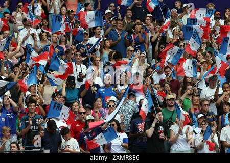 Paris, France. 29 juillet 2024. Les supporters français encouragent leur équipe lors du match France vs USA Women Rugby Seven lors de la compétition d'escrime des Jeux olympiques d'été 2024 au stade de France à Saint Denis, au nord de Paris, le lundi 29 juillet. 2024. photo de Maya Vidon-White/UPI crédit : UPI/Alamy Live News Banque D'Images