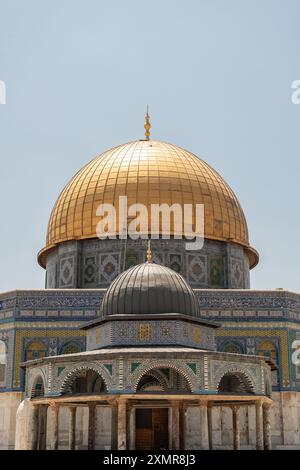 Jérusalem, Israël. 24 juillet 2024. Vue générale du Dôme du Rocher. L'enceinte de la mosquée Al Aqsa, également connue sous le nom de Haram al Sharif ou esplanade sainte de Jérusalem ou Temple Mont, est un lieu Saint dans le christianisme, le judaïsme et l'islam. Le complexe est composé de la mosquée Al Aqsa et du Dôme du Rocher. Le touriste peut visiter la région seulement quelques heures par jour et l'entrée aux deux bâtiments saints est autorisée uniquement aux croyants musulmans. Toute la zone est surveillée par des soldats israéliens. Crédit : SOPA images Limited/Alamy Live News Banque D'Images