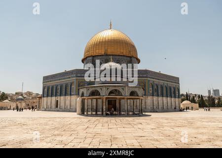 Jérusalem, Israël. 24 juillet 2024. Vue générale du Dôme du Rocher. L'enceinte de la mosquée Al Aqsa, également connue sous le nom de Haram al Sharif ou esplanade sainte de Jérusalem ou Temple Mont, est un lieu Saint dans le christianisme, le judaïsme et l'islam. Le complexe est composé de la mosquée Al Aqsa et du Dôme du Rocher. Le touriste peut visiter la région seulement quelques heures par jour et l'entrée aux deux bâtiments saints est autorisée uniquement aux croyants musulmans. Toute la zone est surveillée par des soldats israéliens. Crédit : SOPA images Limited/Alamy Live News Banque D'Images