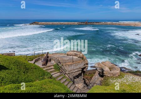 Vue sur la baie de Praia dos Pescadores (plage des pêcheurs) dans le village d'Ericeira près de Lisbonne. Ericeira Portugal Banque D'Images