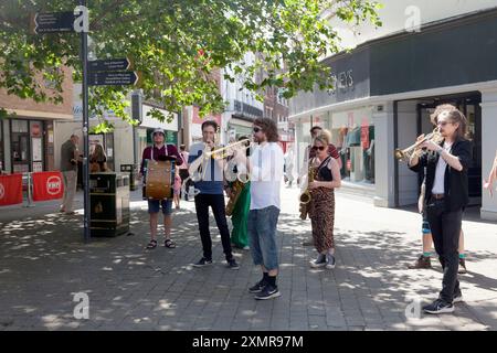 Groupe de jazz jouant dans le centre-ville, King's Lynn, Norfolk Banque D'Images