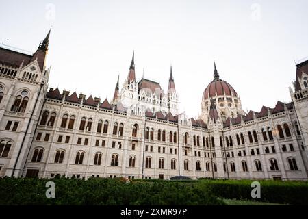 Vue imprenable sur un bâtiment historique du parlement avec une architecture gothique complexe et un fond de ciel clair. Banque D'Images