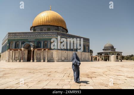 Jérusalem, Israël. 24 juillet 2024. Un adorateur musulman marche vers le Dôme du Rocher. L'enceinte de la mosquée Al Aqsa, également connue sous le nom de Haram al Sharif ou esplanade sainte de Jérusalem ou Temple Mont, est un lieu Saint dans le christianisme, le judaïsme et l'islam. Le complexe est composé de la mosquée Al Aqsa et du Dôme du Rocher. Le touriste peut visiter la région seulement quelques heures par jour et l'entrée aux deux bâtiments saints est autorisée uniquement aux croyants musulmans. Toute la zone est surveillée par des soldats israéliens. (Photo de Matteo Placucci/SOPA images/SIPA USA) crédit : SIPA USA/Alamy Live News Banque D'Images