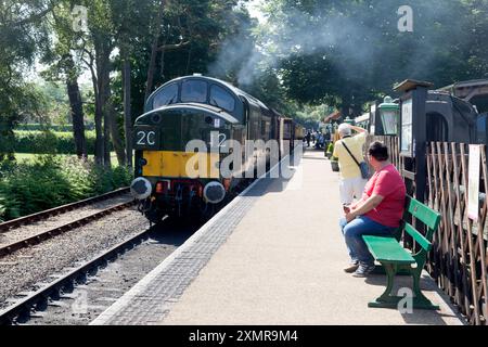 Locomotive diesel de classe 37 non. D6732 attendant de partir avec un train sur le North Norfolk Railway, Holt, Norfolk Banque D'Images