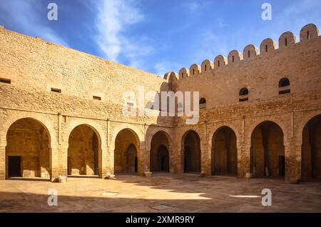 Les murs de la forteresse de Ribat à l'intérieur de la médina médiévale de Sousse, en Tunisie. Banque D'Images