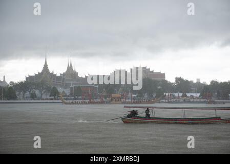 Bangkok, Thaïlande. 29 juillet 2024. La Marine royale thaïlandaise, manifestation pour voir les gens pendant la répétition sur la parade Royal barges au milieu de la pluie battante, procession le long de la rivière Chao Phraya à Bangkok le 29 juillet 2024. Qui font partie de la procession de la barge royale en l'honneur de sa Majesté le Roi à l'occasion de son sixième anniversaire (72e) cycle anniversaire, le 28 juillet 2024 passé. (Photo de Teera Noisakran/Sipa USA) crédit : Sipa USA/Alamy Live News Banque D'Images