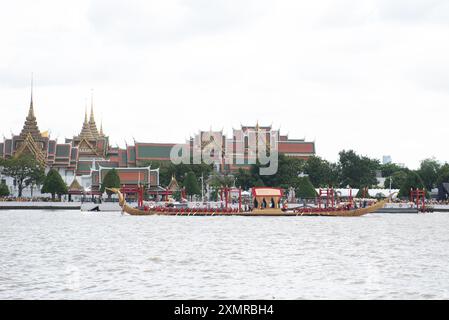 La Royal Thai Navy, démonstration pour voir les gens pendant la répétition sur la parade des trois barges royales - le Suphannahong, le Narai Song Suban King Rama IX, et l'Anantanakkharat sur la rivière Chao Phraya et de chanter les chansons rythmées d'aviron de barge démontre, à la jetée de Ratchaworadit sur Maha Rat Road à Bangkok le 29 juillet 2024. Qui font partie de la procession de la barge royale en l'honneur de sa Majesté le Roi à l'occasion du sixième anniversaire du (72e) cycle de sa Majesté, le 28 juillet 2024. (Photo de Teera Noisakran/Sipa USA) Banque D'Images