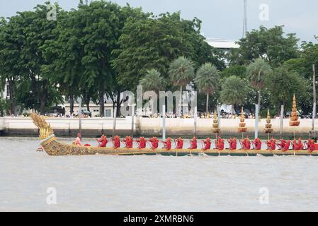 La Royal Thai Navy, démonstration pour voir les gens pendant la répétition sur la parade des trois barges royales - le Suphannahong, le Narai Song Suban King Rama IX, et l'Anantanakkharat sur la rivière Chao Phraya et de chanter les chansons rythmées d'aviron de barge démontre, à la jetée de Ratchaworadit sur Maha Rat Road à Bangkok le 29 juillet 2024. Qui font partie de la procession de la barge royale en l'honneur de sa Majesté le Roi à l'occasion du sixième anniversaire du (72e) cycle de sa Majesté, le 28 juillet 2024. (Photo de Teera Noisakran/Sipa USA) Banque D'Images