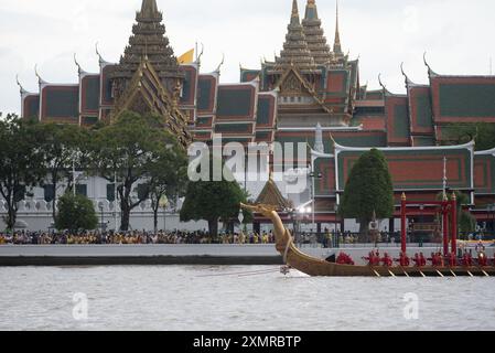 La Royal Thai Navy, démonstration pour voir les gens pendant la répétition sur la parade des trois barges royales - le Suphannahong, le Narai Song Suban King Rama IX, et l'Anantanakkharat sur la rivière Chao Phraya et de chanter les chansons rythmées d'aviron de barge démontre, à la jetée de Ratchaworadit sur Maha Rat Road à Bangkok le 29 juillet 2024. Qui font partie de la procession de la barge royale en l'honneur de sa Majesté le Roi à l'occasion du sixième anniversaire du (72e) cycle de sa Majesté, le 28 juillet 2024. (Photo de Teera Noisakran/Sipa USA) Banque D'Images