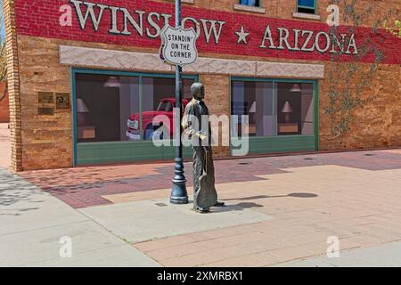 La statue de Jackson Brown se tient près du lampadaire étiqueté « standin » on the Corner » commémorant la chanson à succès « Take It Easy » des Eagles -- Winslow AZ, avril 2024 Banque D'Images