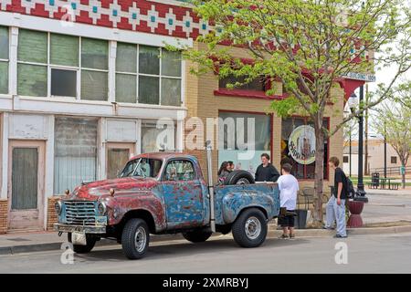 Artistic 1949 Studebaker camionnette garée devant un café populaire un ancien bâtiment 1904 Navajo County Bank au centre-ville - Winslow Arizona, avril 2024 Banque D'Images