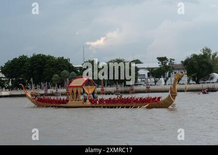 La Royal Thai Navy, démonstration pour voir les gens pendant la répétition sur la parade des trois barges royales - le Suphannahong, le Narai Song Suban King Rama IX, et l'Anantanakkharat sur la rivière Chao Phraya et de chanter les chansons rythmées d'aviron de barge démontre, à la jetée de Ratchaworadit sur Maha Rat Road à Bangkok le 29 juillet 2024. Qui font partie de la procession de la barge royale en l'honneur de sa Majesté le Roi à l'occasion du sixième anniversaire du (72e) cycle de sa Majesté, le 28 juillet 2024. (Photo de Teera Noisakran/Sipa USA) Banque D'Images