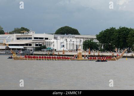 La Royal Thai Navy, démonstration pour voir les gens pendant la répétition sur la parade des trois barges royales - le Suphannahong, le Narai Song Suban King Rama IX, et l'Anantanakkharat sur la rivière Chao Phraya et de chanter les chansons rythmées d'aviron de barge démontre, à la jetée de Ratchaworadit sur Maha Rat Road à Bangkok le 29 juillet 2024. Qui font partie de la procession de la barge royale en l'honneur de sa Majesté le Roi à l'occasion du sixième anniversaire du (72e) cycle de sa Majesté, le 28 juillet 2024. (Photo de Teera Noisakran/Sipa USA) Banque D'Images