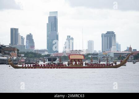 La Royal Thai Navy, démonstration pour voir les gens pendant la répétition sur la parade des trois barges royales - le Suphannahong, le Narai Song Suban King Rama IX, et l'Anantanakkharat sur la rivière Chao Phraya et de chanter les chansons rythmées d'aviron de barge démontre, à la jetée de Ratchaworadit sur Maha Rat Road à Bangkok le 29 juillet 2024. Qui font partie de la procession de la barge royale en l'honneur de sa Majesté le Roi à l'occasion du sixième anniversaire du (72e) cycle de sa Majesté, le 28 juillet 2024. (Photo de Teera Noisakran/Sipa USA) Banque D'Images