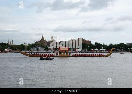 La Royal Thai Navy, démonstration pour voir les gens pendant la répétition sur la parade des trois barges royales - le Suphannahong, le Narai Song Suban King Rama IX, et l'Anantanakkharat sur la rivière Chao Phraya et de chanter les chansons rythmées d'aviron de barge démontre, à la jetée de Ratchaworadit sur Maha Rat Road à Bangkok le 29 juillet 2024. Qui font partie de la procession de la barge royale en l'honneur de sa Majesté le Roi à l'occasion du sixième anniversaire du (72e) cycle de sa Majesté, le 28 juillet 2024. (Photo de Teera Noisakran/Sipa USA) Banque D'Images