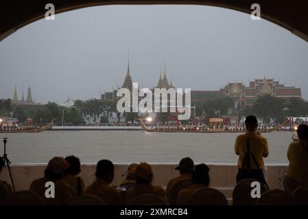 Bangkok, Thaïlande. 29 juillet 2024. La Marine royale thaïlandaise, manifestation pour voir les gens pendant la répétition sur la parade Royal barges au milieu de la pluie battante, procession le long de la rivière Chao Phraya à Bangkok le 29 juillet 2024. Qui font partie de la procession de la barge royale en l'honneur de sa Majesté le Roi à l'occasion de son sixième anniversaire (72e) cycle anniversaire, le 28 juillet 2024 passé. (Photo de Teera Noisakran/Sipa USA) crédit : Sipa USA/Alamy Live News Banque D'Images