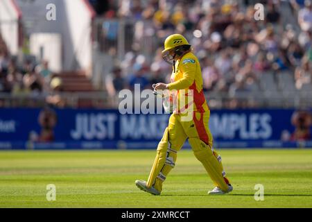 29 juillet 2024 ; Old Trafford Cricket Ground, Manchester, Angleterre ; The Hundred Womens Cricket, Manchester Originals versus Trent Rockets ; Bryony Smith de Trent Rockets retourne au Pavillon après avoir reçu crédit : action plus Sports images/Alamy Live News Banque D'Images