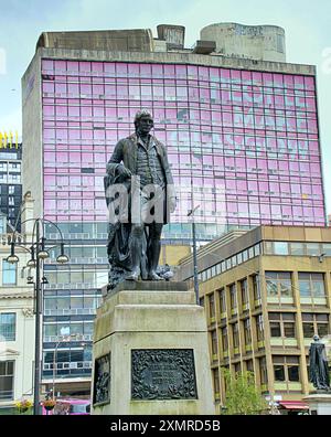 Glasgow, Écosse, Royaume-Uni. 29 juillet 2024 : situation critique des statues de George Square car elles sont réservées au stockage alors que la zone subit une rénovation massive. Les sculptures en bronze souffrent des attentions des mouettes locales avec peu de gens ayant le symbiol conique emblématique de la ville pour les protéger. Même Robert Burns n'a aucun respect de la part des oiseaux. Il est clair qu'ils devront être restaurés lorsqu'ils seront représentés en 2025. Crédit Gerard Ferry /Alamy Live News Banque D'Images