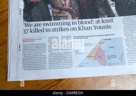 "Nous nageons dans le sang : au moins 37 tués dans des frappes contre Khan Younis" le journal Guardian titre Israël Gaza article de guerre 23 juillet 2024 Londres Royaume-Uni Banque D'Images