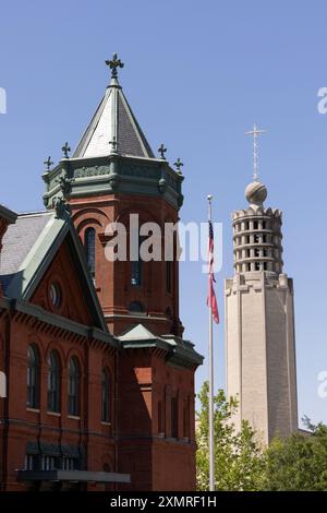 Vicksburg, Mississippi, États-Unis - 23 avril 2024 : le soleil de l'après-midi brille sur les bâtiments historiques du centre-ville de Vicksburg. Banque D'Images