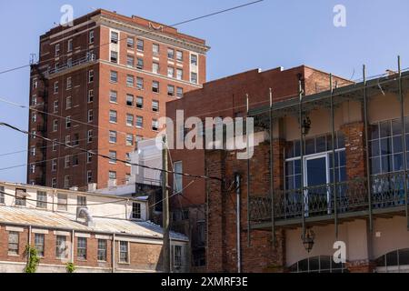 Vicksburg, Mississippi, États-Unis - 23 avril 2024 : le soleil de l'après-midi brille sur les bâtiments historiques du centre-ville de Vicksburg. Banque D'Images