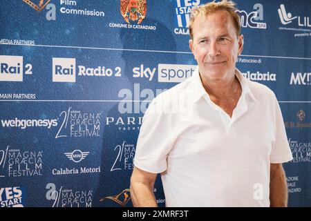 Catanzaro, Italie. 29 juillet 2024. Kevin Costner assiste à une conférence de presse à la Citadelle régionale de Catanzaro. Kevin Costner, acteur et réalisateur deux fois oscarisé, assiste à une conférence de presse à la Citadelle régionale en tant qu’invité de la 21e édition du Festival du film Magna Graecia à Catanzaro. Crédit : SOPA images Limited/Alamy Live News Banque D'Images