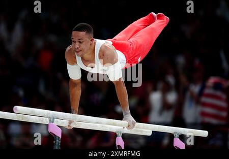 Le Britannique Joe Fraser se produit sur les barres parallèles lors de la finale par équipe masculine à Bercy Arena, le troisième jour des Jeux Olympiques de Paris 2024 en France. Date de la photo : lundi 29 juillet 2024. Banque D'Images