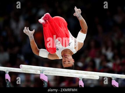 Le Britannique Joe Fraser se produit sur les barres parallèles lors de la finale par équipe masculine à Bercy Arena, le troisième jour des Jeux Olympiques de Paris 2024 en France. Date de la photo : lundi 29 juillet 2024. Banque D'Images