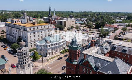 Vicksburg, Mississippi, États-Unis - 23 avril 2024 : le soleil de l'après-midi brille sur les bâtiments historiques du centre-ville de Vicksburg. Banque D'Images