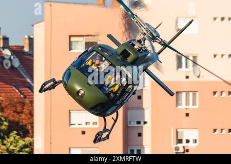 Szolnok, Hongrie - 17 août 2022 : hélicoptère utilitaire militaire Eurocopter AS350 Ecureuil de l'armée de l'air hongroise. Vol et giravion. TRANSP Banque D'Images