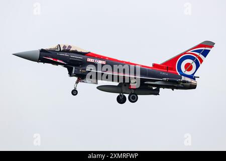 Radom, Pologne - 25 août 2023 : avion de chasse Eurofighter Typhoon de la Royal Air Force volant. Aviation et avions militaires. Banque D'Images