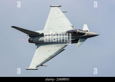 Radom, Pologne - 25 août 2023 : avion de chasse Eurofighter Typhoon de la Royal Air Force volant. Aviation et avions militaires. Banque D'Images