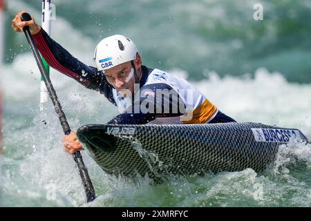 Vaires sur Marne, France. 29 juillet 2024. Adam Burgess de Team Great Britain participe à la demi-finale masculine de C1 Canoe Slalom au stade nautique de Vaires-sur-Marne à l'extérieur de Paris lors des Jeux Olympiques d'été de Paris 2024 à Paris, France, le lundi 29 juillet 2024. Burgess remporte la médaille d'argent. Photo de Paul Hanna/UPI crédit : UPI/Alamy Live News Banque D'Images