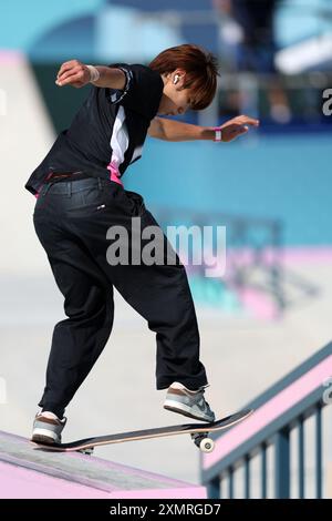 PARIS, FRANCE - JUILLET 29 : Yuto Horigome du Japon concourra lors de la finale de rue masculine le premier jour des Jeux Olympiques de Paris 2024 à la place de la Concorde le 29 juillet 2024 à Paris, France. © diebilderwelt / Alamy Live News Banque D'Images