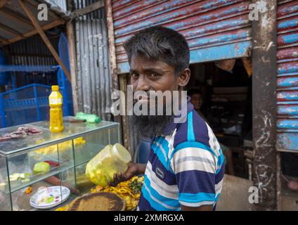 Portrait d'un homme bangladais vendant de la nourriture dans la rue, Division de Dhaka, Dhaka, Bangladesh Banque D'Images