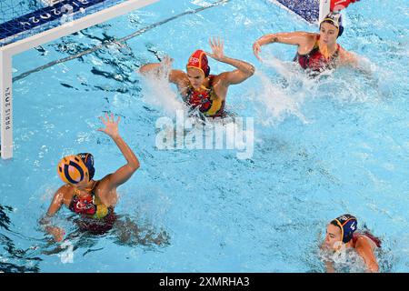 Saint Denis. 29 juillet 2024. Judith Forca Ariza (1ère l) défend lors du match du groupe B de la ronde préliminaire féminine de water-polo entre les États-Unis et l'Espagne aux Jeux Olympiques de Paris 2024 à Saint-Denis, France, le 29 juillet 2024. Crédit : Xu Zijian/Xinhua/Alamy Live News Banque D'Images