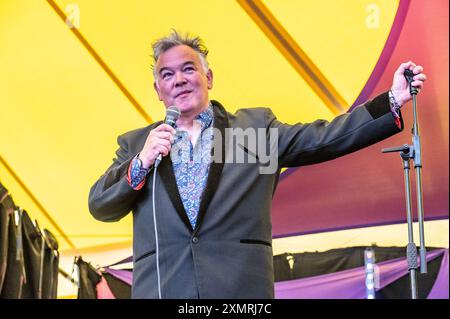 Stewart Lee se produit le quatrième jour au Latitude Festival 2024. Henham Park, Southwold, Suffolk, Royaume-Uni. 29 juillet 2024. Crédit : Gary Stafford/Alamy Live News Banque D'Images