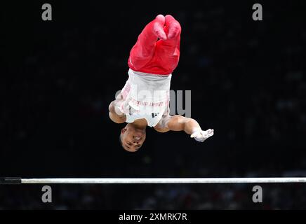 Le Britannique Joe Fraser se produit sur la barre horizontale lors de la finale par équipe masculine à Bercy Arena, le troisième jour des Jeux Olympiques de Paris 2024 en France. Date de la photo : lundi 29 juillet 2024. Banque D'Images