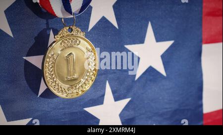 Médailles de trophée de maquette d'or et de bronze avec ruban contre le drapeau des États-Unis d'Amérique. Représenter les gagnants des jeux olympiques nationaux ou internationaux Banque D'Images