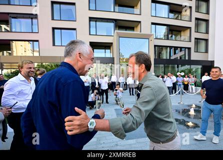 Prague, République tchèque. 29 juillet 2024. De gauche à droite : l'architecte Jakub Cigler et Marek Dospiva, copropriétaire du groupe d'investissement d'Europe centrale Penta Investments, lors de la cérémonie d'ouverture du nouvel immeuble Victoria Palace sur Vitezne namesti Sguare à Prague le 29 juillet 2024. Le nouveau bâtiment entre les rues Jugoslskych partzanu et Verdunska a été construit par Penta Real Estate et Kaprain Real Estate. Crédit : Roman Vondrous/CTK photo/Alamy Live News Banque D'Images