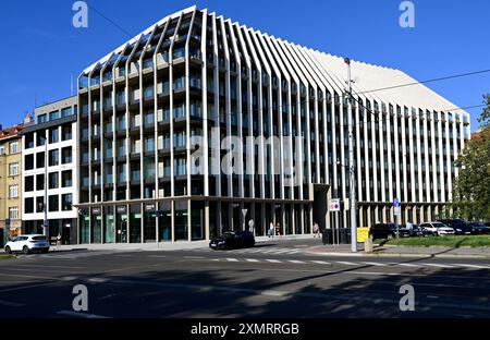 Prague, République tchèque. 29 juillet 2024. Cérémonie d'ouverture du nouvel immeuble Victoria Palace sur Vitezne namesti Sguare à Prague le 29 juillet 2024. Le nouveau bâtiment entre les rues Jugoslskych partzanu et Verdunska a été construit par Penta Real Estate et Kaprain Real Estate. Crédit : Roman Vondrous/CTK photo/Alamy Live News Banque D'Images