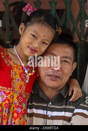 Portrait du père et de la fille du Chakma du bangladesh, Division de Chittagong, Rangamati Sadar, Bangladesh Banque D'Images