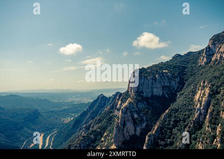 Formation rocheuse des montagnes de Montserrat en Catalogne, Espagne. Colline rocheuse Banque D'Images