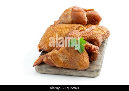 Morceaux de poulet fumé isolés sur fond blanc Banque D'Images