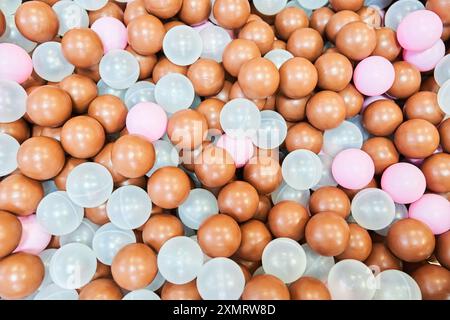 Une fête d'enfants, une salle de jeux, une boîte remplie de petites boules colorées. Boules en plastique colorées dans la piscine de la salle de jeux en gros plan. Avec espace à copier. Photo de haute qualité Banque D'Images