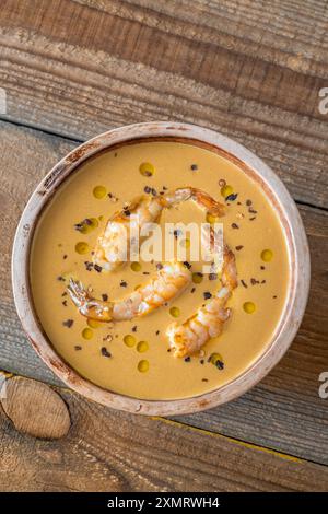 Bol de soupe bisque garnie de crevettes et de flocons de poivre Banque D'Images